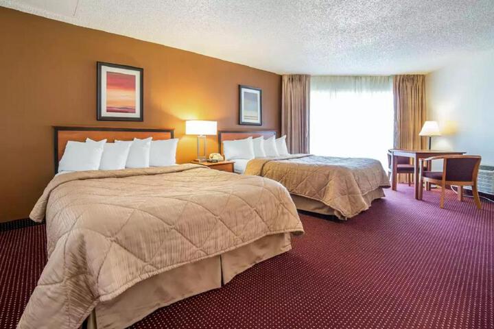 2 Queen Beds (3 of 4)