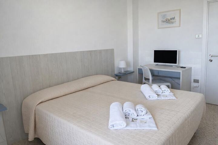Room 5 of 12