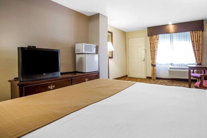 1 Queen Bed (8 of 14)