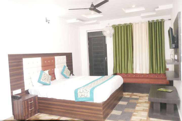 Room 2 of 8