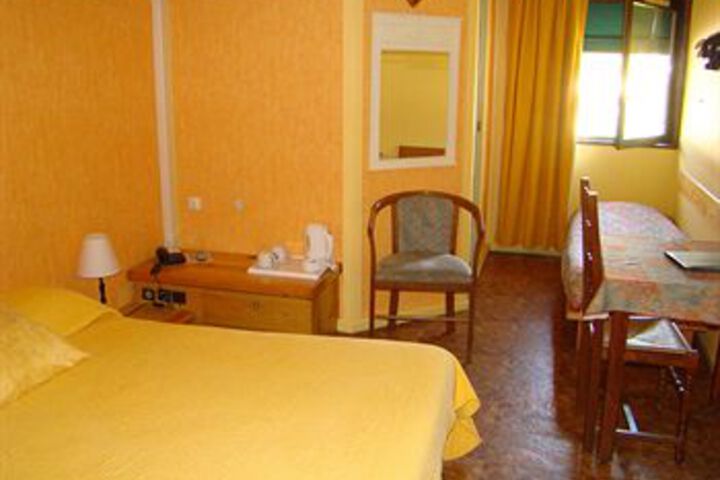 Room 4 of 9