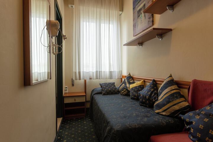 Room 8 of 42