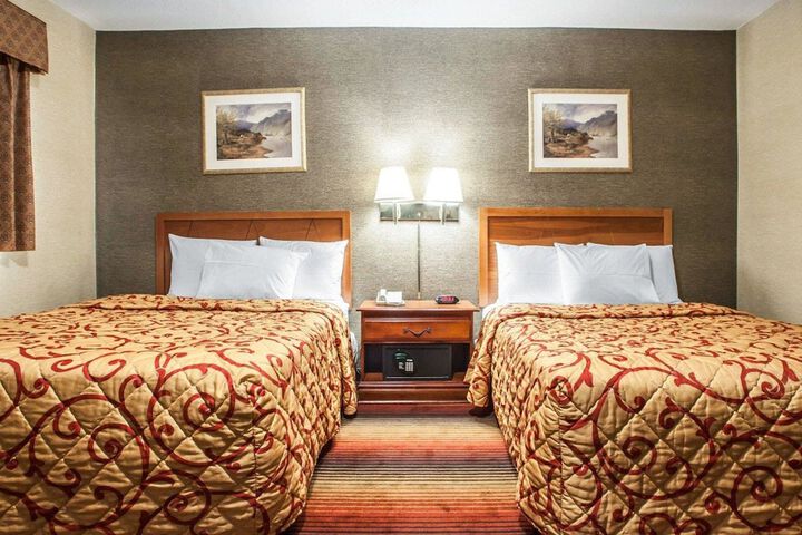 2 Queen Beds (9 of 15)