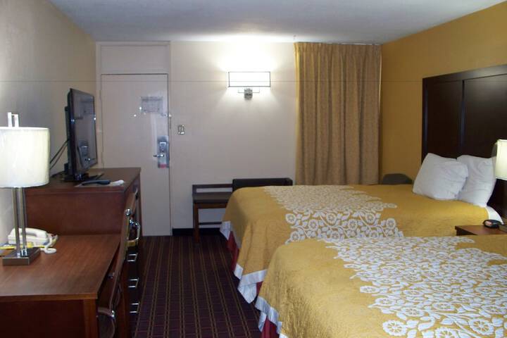 2 Queen Beds (4 of 20)