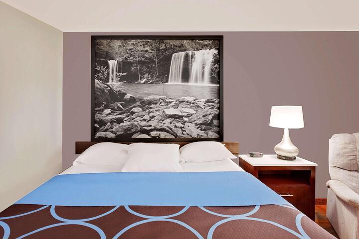 1 King Bed (6 of 8)