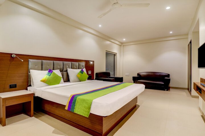 Room 27 of 40