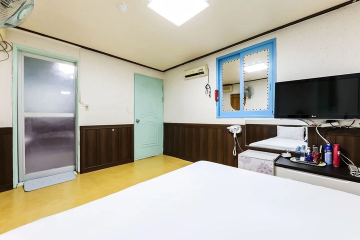 Room 4 of 11