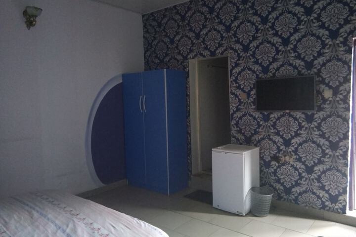Room 7 of 12