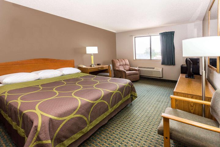1 King Bed (4 of 8)
