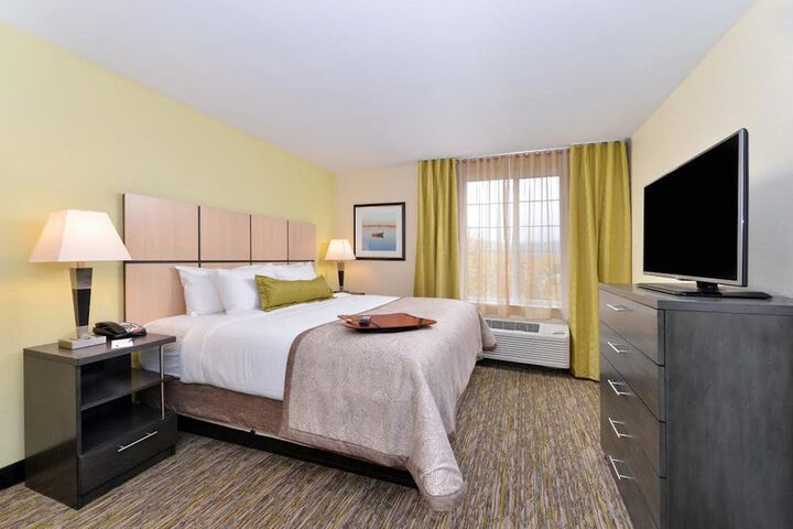 Studio Queen Size Bed (4 of 14)