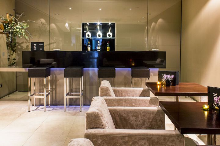 Lounge 28 of 37