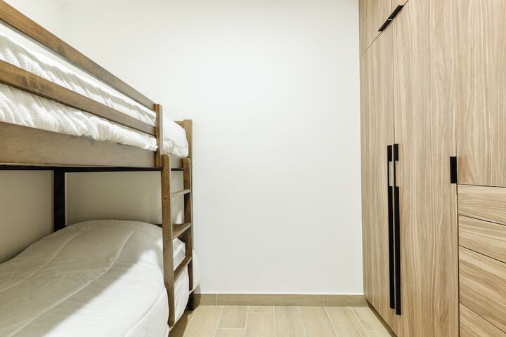 Room 10 of 102