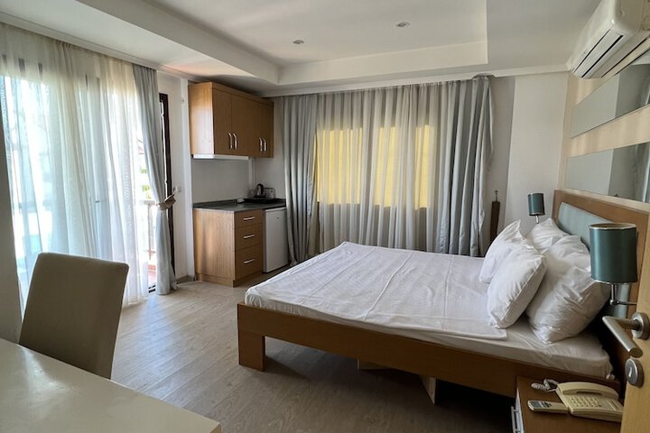 Room 4 of 16