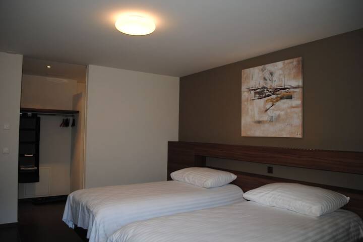 Room 33 of 77