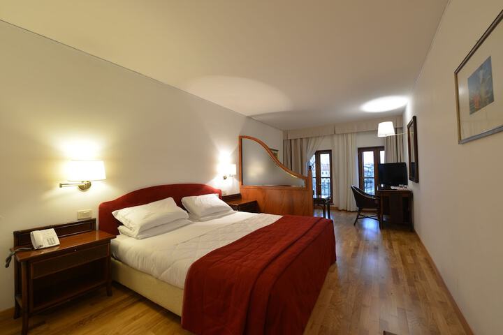 Room 5 of 48