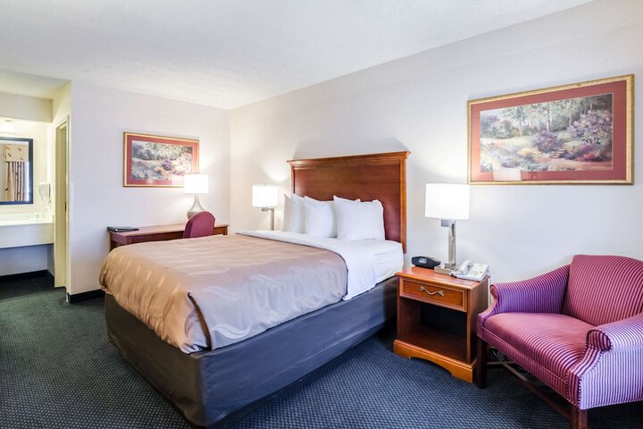 1 Queen Bed (4 of 7)