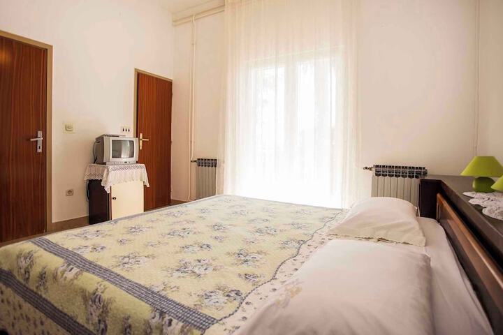 Room 4 of 16