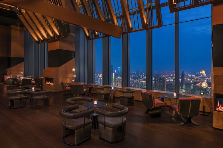 Lounge 54 of 74