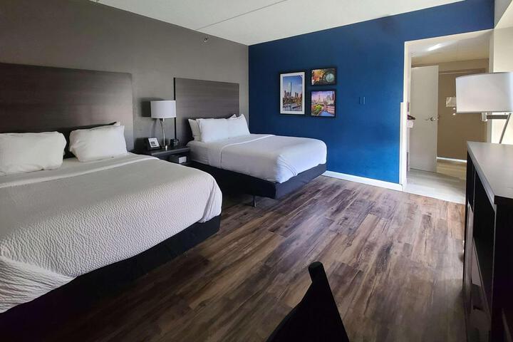 2 Queen Beds (17 of 21)