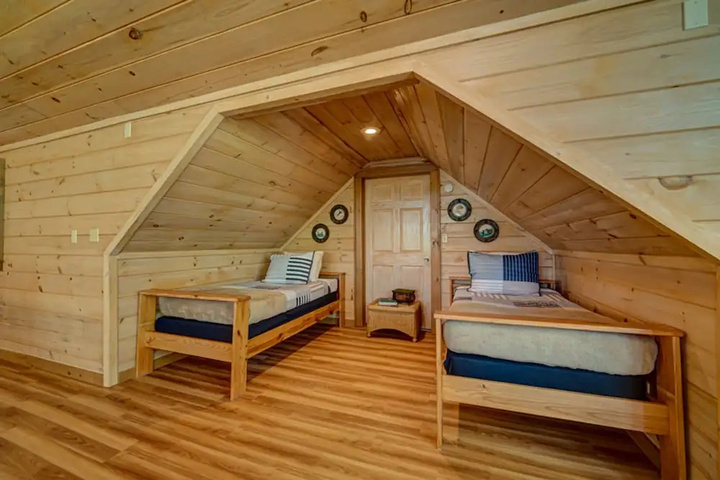 Room 5 of 16