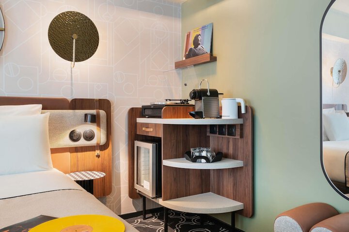 Room 10 of 80