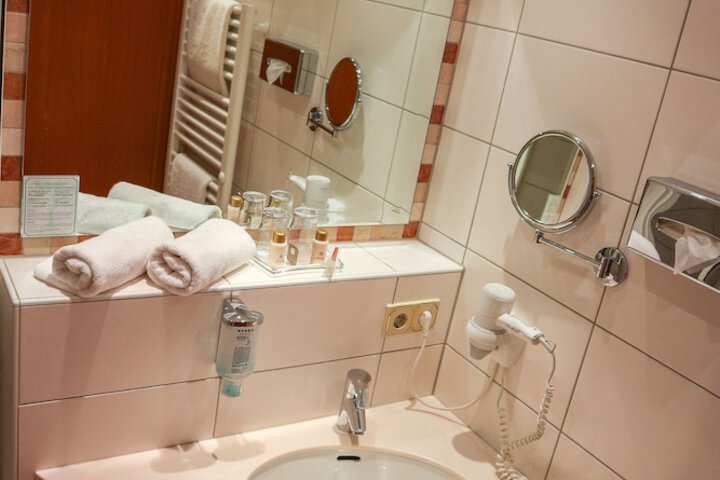Room 95 of 193