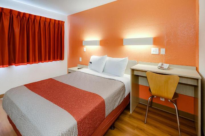 1 Queen Bed (11 of 13)