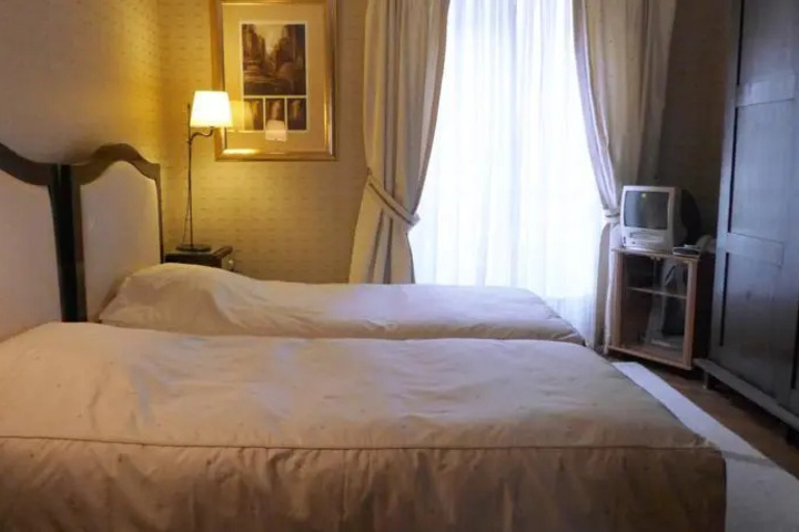 Room 4 of 8