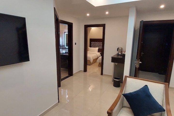 Lounge 56 of 61