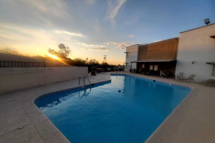 Swim-up bar