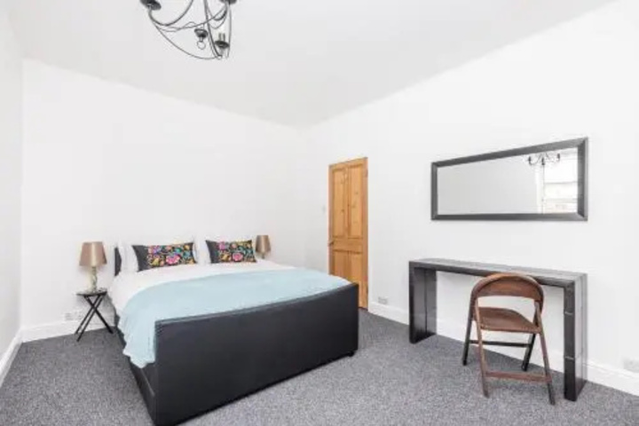 Room 4 of 9