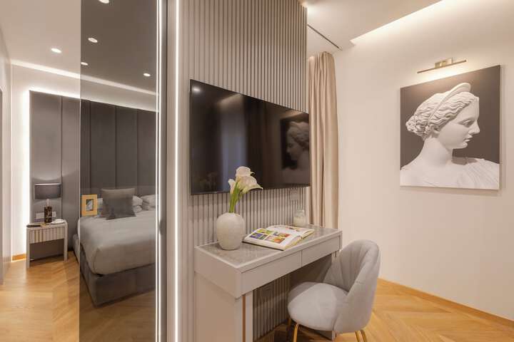 Room 32 of 76