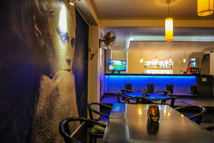 Lounge 25 of 41