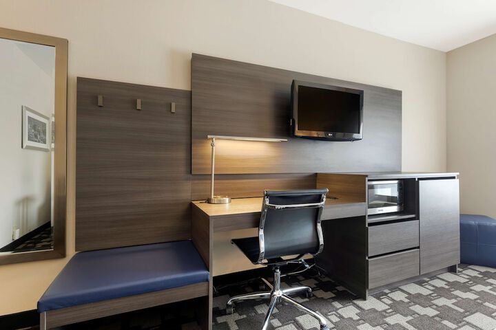 1 King Bed Microwave, Refrigerator High Speed Internet Accessible Full Breakfast (15 of 19)