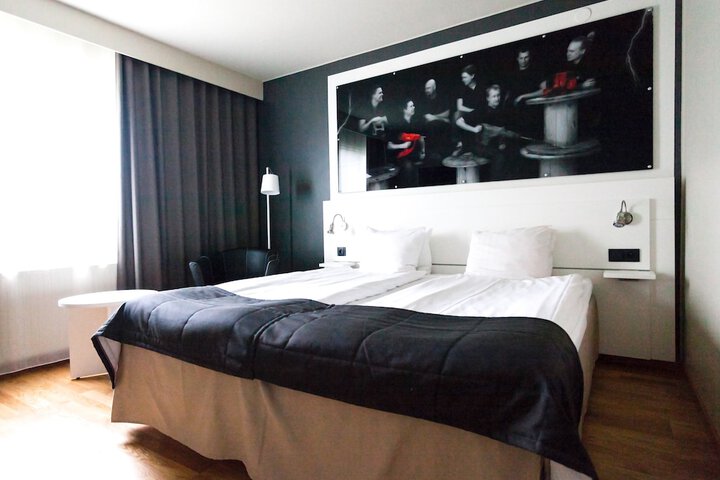 Room 4 of 77