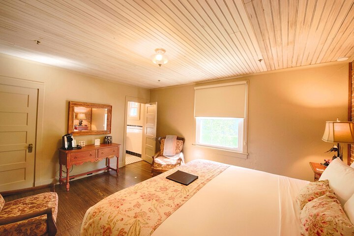 Room 25 of 243