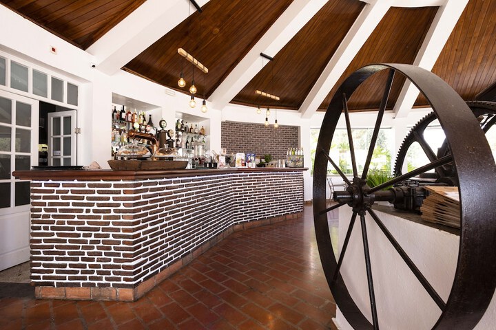 Lounge 44 of 60