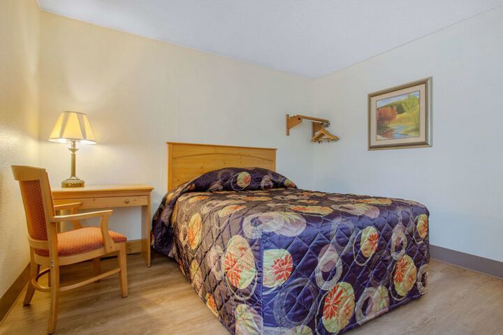 1 Queen Bed (15 of 20)