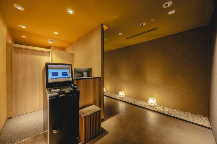 Lounge 44 of 55