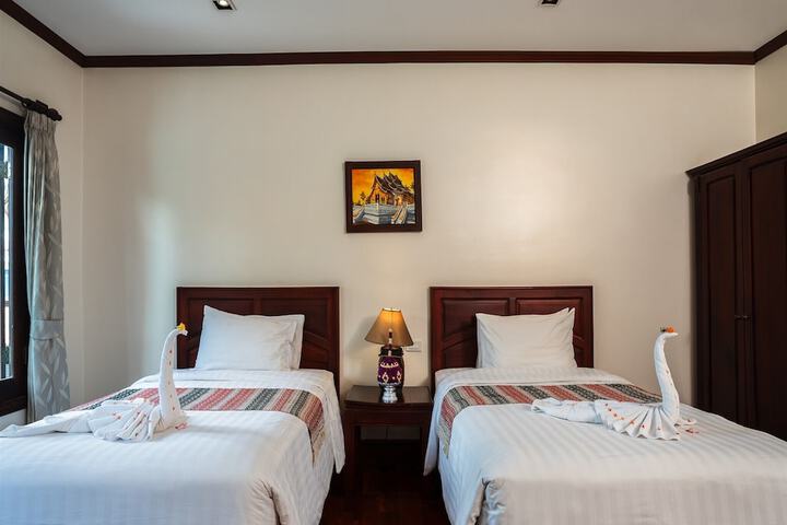Room 33 of 156