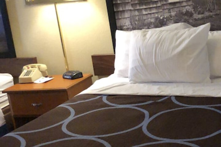 1 Queen Bed (15 of 16)