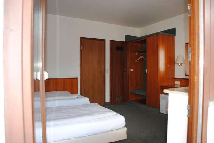 Room 11 of 32