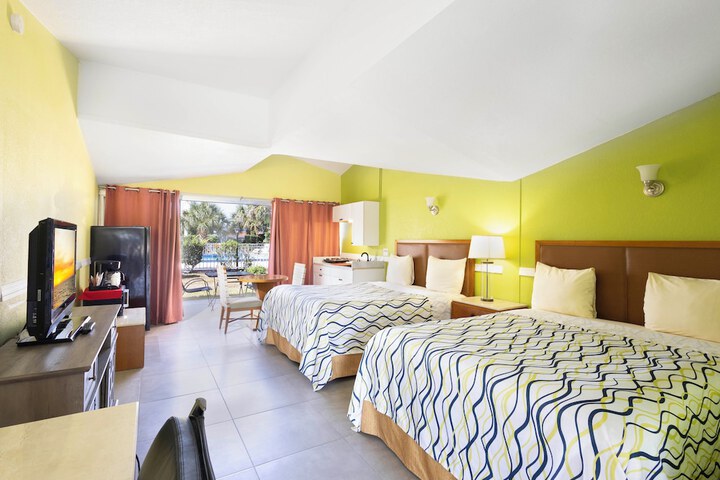 Classic Room with 2 Queen Beds (12 of 15)