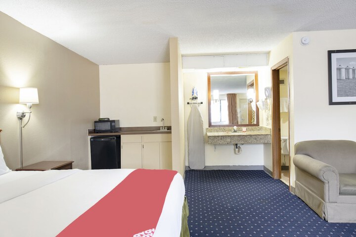 1 King Bed (3 of 16)