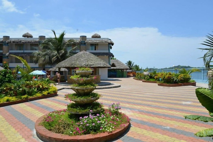 Hotel Exterior 29 of 33