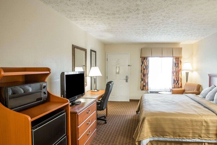 1 King Bed (5 of 6)