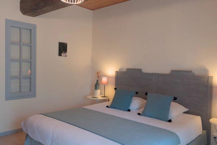 Room 10 of 32