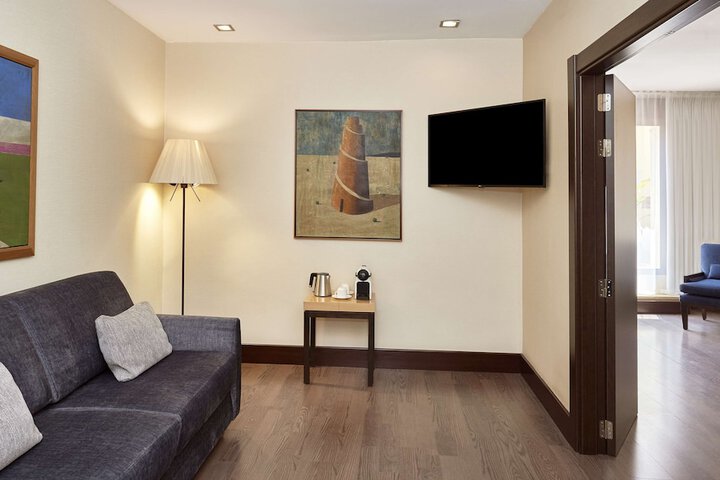 Room 17 of 28