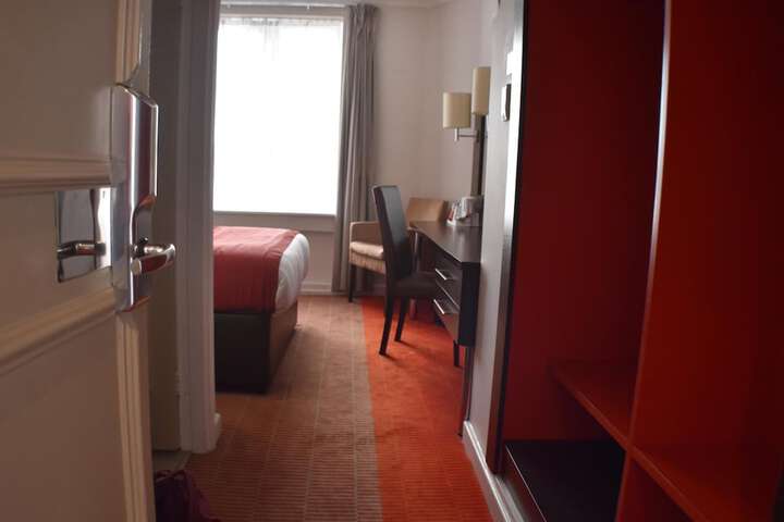 Room 10 of 40