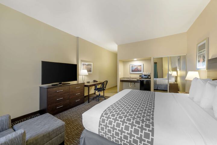 1 King Bed (5 of 21)